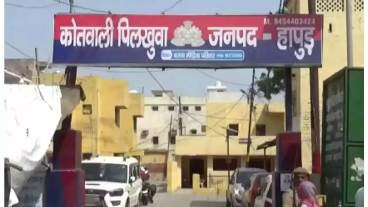 Hapur News: अधिवक्ता के भाइयों पर दबंगों का हमला, लाठी-डंडों से पीटकर लूटे रुपये, अस्पताल में भर्ती