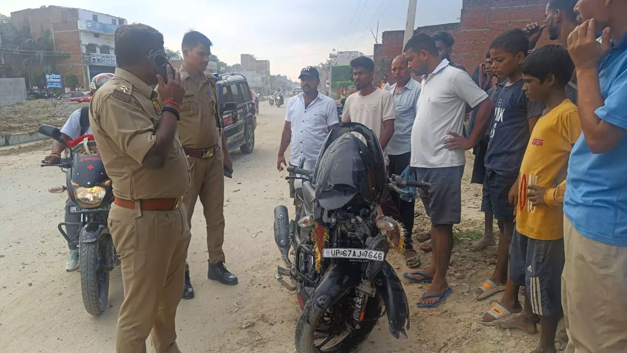 Chandauli News: नशे में चूर बाइक सवारों को बोलेरो ने मारी टक्कर, तीनों घायल