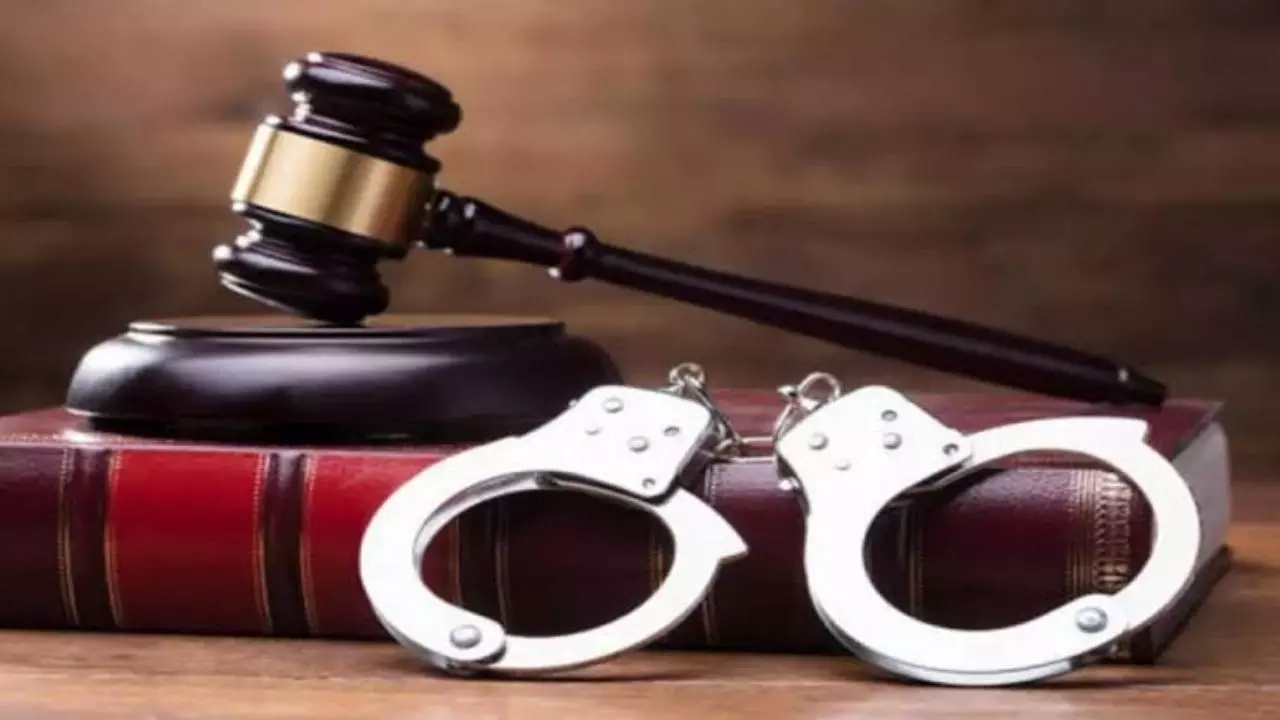 Chandauli News: चंदौली में ऑपरेशन कन्विक्शन की बड़ी सफलता, 24 और 23 साल पुराने मामलों में 5 दोषी