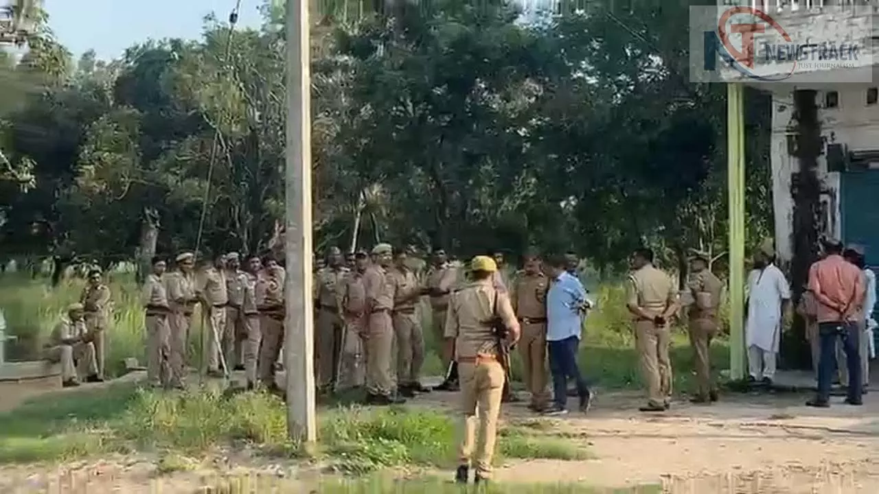 Balrampur News: बिना दस्तावेज़ चल रहा था मदरसा, 39 छात्राओं को परिजनों के सुपुर्द