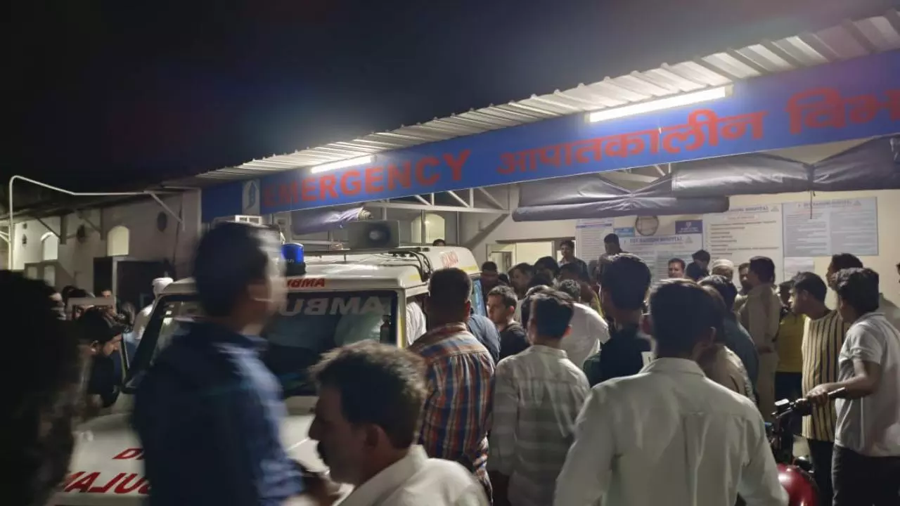 Hapur News: कपड़े के व्यापार की रंजिश में सपा नेता के भतीजे पर ताबड़तोड़ फायरिंग, तीन गोलियां लगीं Hapur News: कपड़े के व्यापार की रंजिश में सपा नेता के भतीजे पर ताबड़तोड़ फायरिंग, तीन गोलियां लगीं