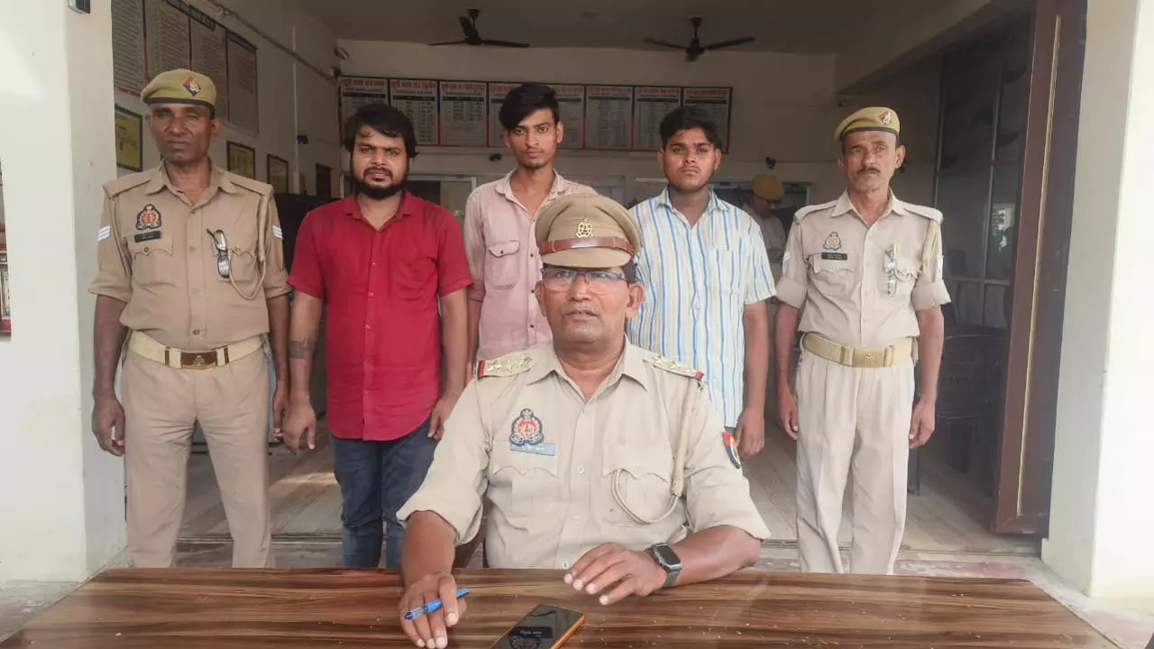 Chandauli News: चलती ऑटो में जहरखुरानी कर लूटा, तीन आरोपी गिरफ्तार