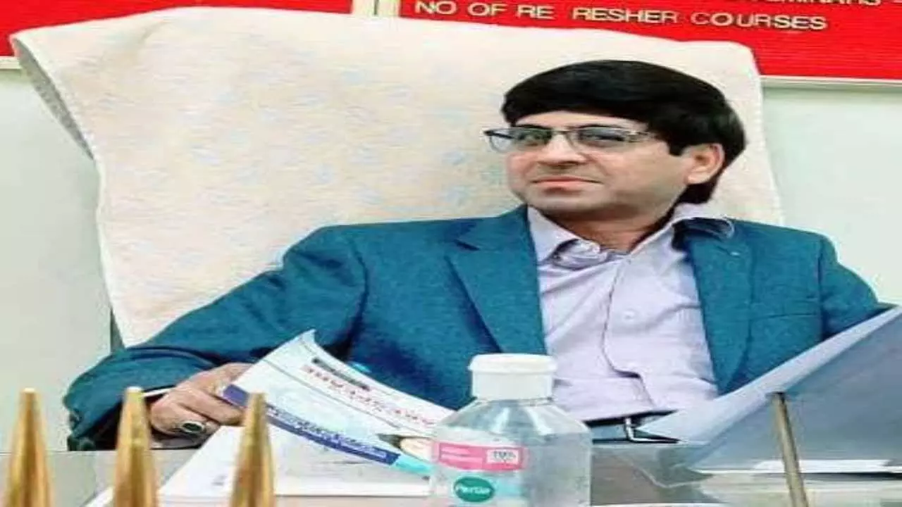 प्रो. विकास शर्मा का भारतीय राजनीति पर तीखा वार, छात्रों से बोले- नेताओं को दिखाइए आईना!”