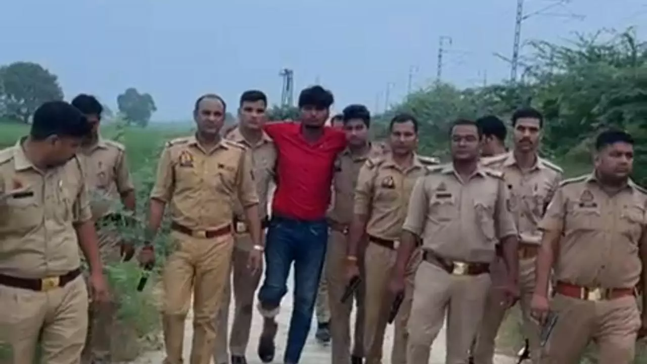 Etawah News: फायरिंग व पथराव की घटना के आरोपी के साथ मुठभेड़ पैर में लगी गोली, तमंचा व कारतूस बरामद