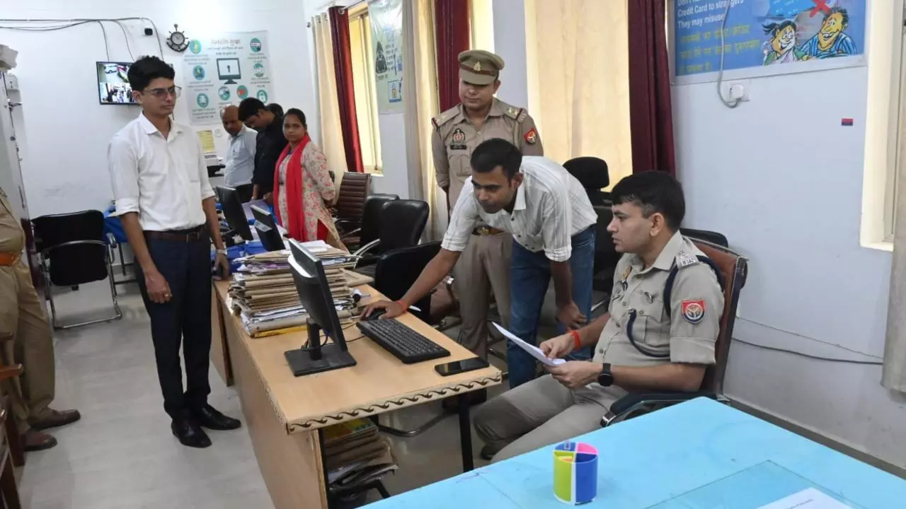 Maharajganj News: एसपी सोमेंद्र मीना ने किया साइबर थाने का निरीक्षण, त्वरित निस्तारण पर दिया जोर
