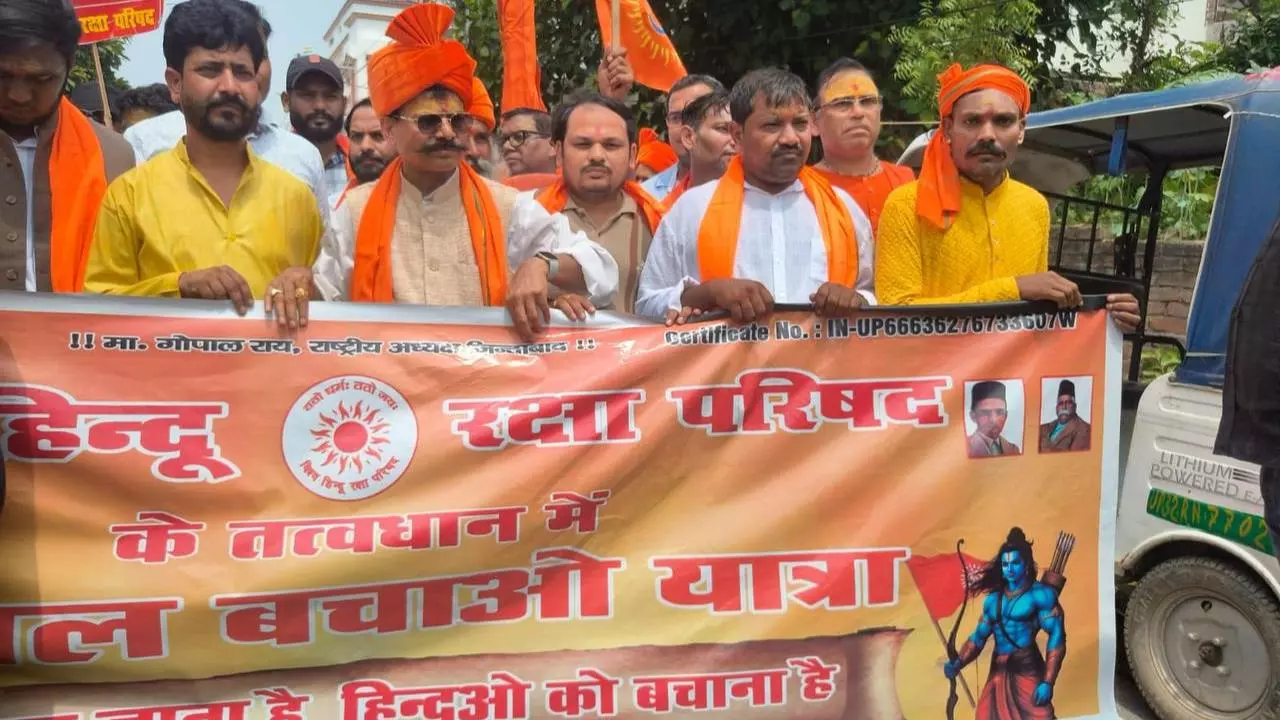 विश्व हिंदू रक्षा परिषद की संभल बचाओ यात्रा शुरू, लखनऊ से किया कूच तो पुलिस ने रोका