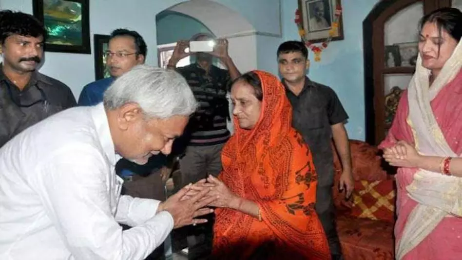 नीतीश कुमार का महिला प्रेम! मेहरबानी या चुनावी गणित की चाल