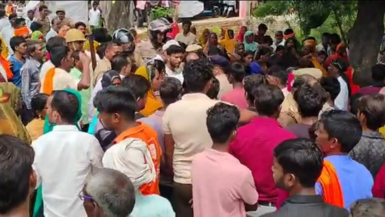 Kannauj News: हरियाणा के हिसार में काम करने गए कन्नौज के युवक की मौत, परिजनों ने लगाया जाम