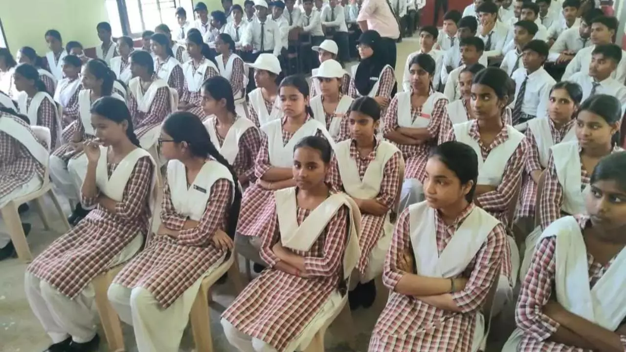 Balrampur News::तुलसीपुर में करियर काउंसलिंग सत्र, युवाओं को आत्मनिर्भर बनने का संदेश