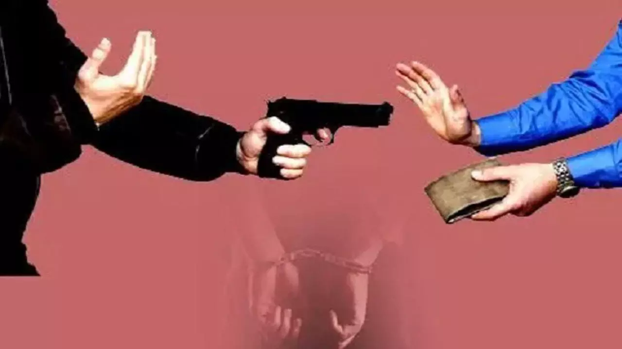 Hapur News: शराब ठेके पर रंगदारी और लूट, संचालक ने कोर्ट का रुख किया