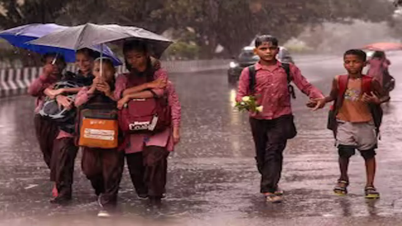 Pilibhit Weather: पीलीभीत में लगातार बारिश, परेशान हुए लोग, स्कूलों में हुई छुट्टी