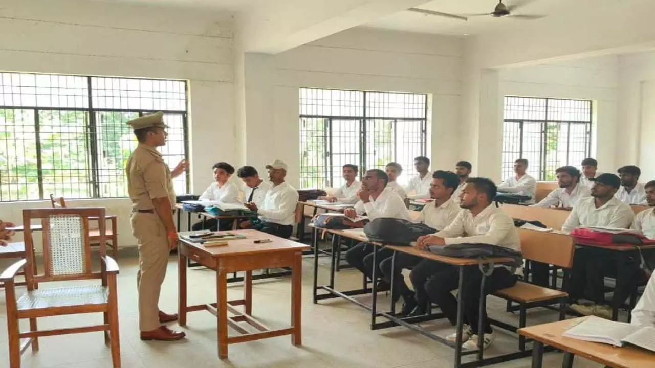 Maharajganj News: पॉलिटेक्निक कॉलेज में चला साइबर जागरूकता अभियान, पुलिस ने छात्रों को दी ये जानकारी