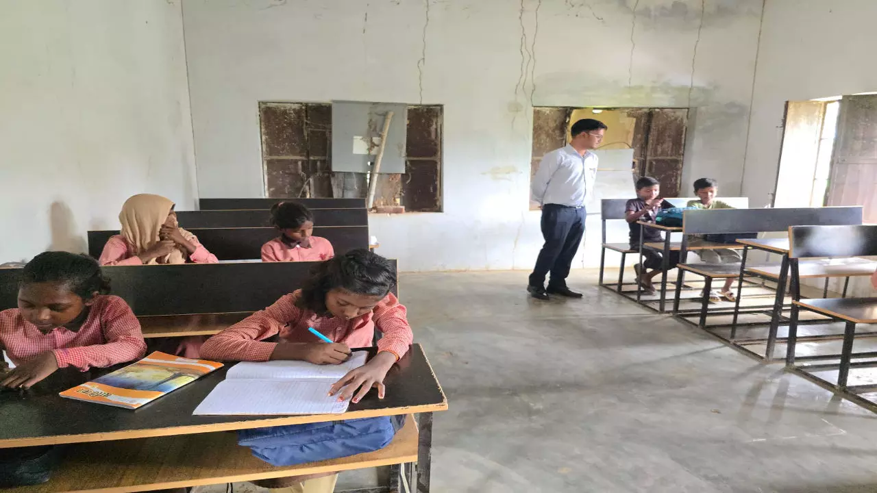 Chandauli News: वनांचल शिक्षा की हकीकत: निरीक्षण में उजागर कमियां