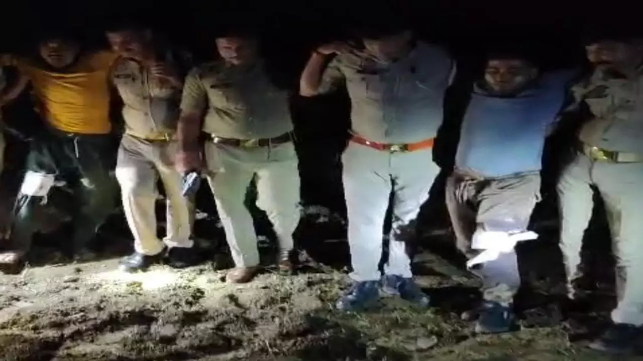 Bareilly News: पुलिस मुठभेड़ में लूट और छीनैती के आरोपी भाई गिरफ्तार, महिला से छीने थे कुंडल