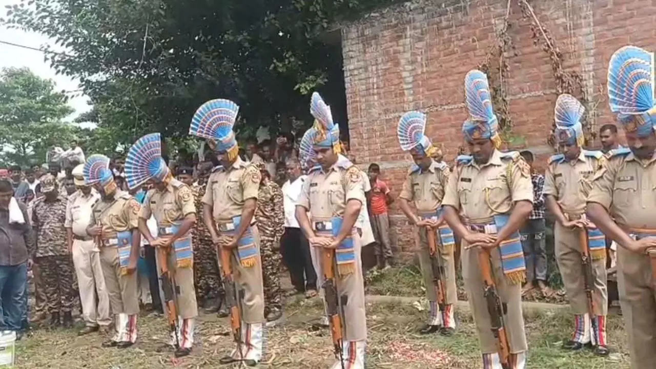 Etah News: CRPF उपनिरीक्षक रामऔतार यादव का निधन, सैन्य सम्मान से अंतिम संस्कार