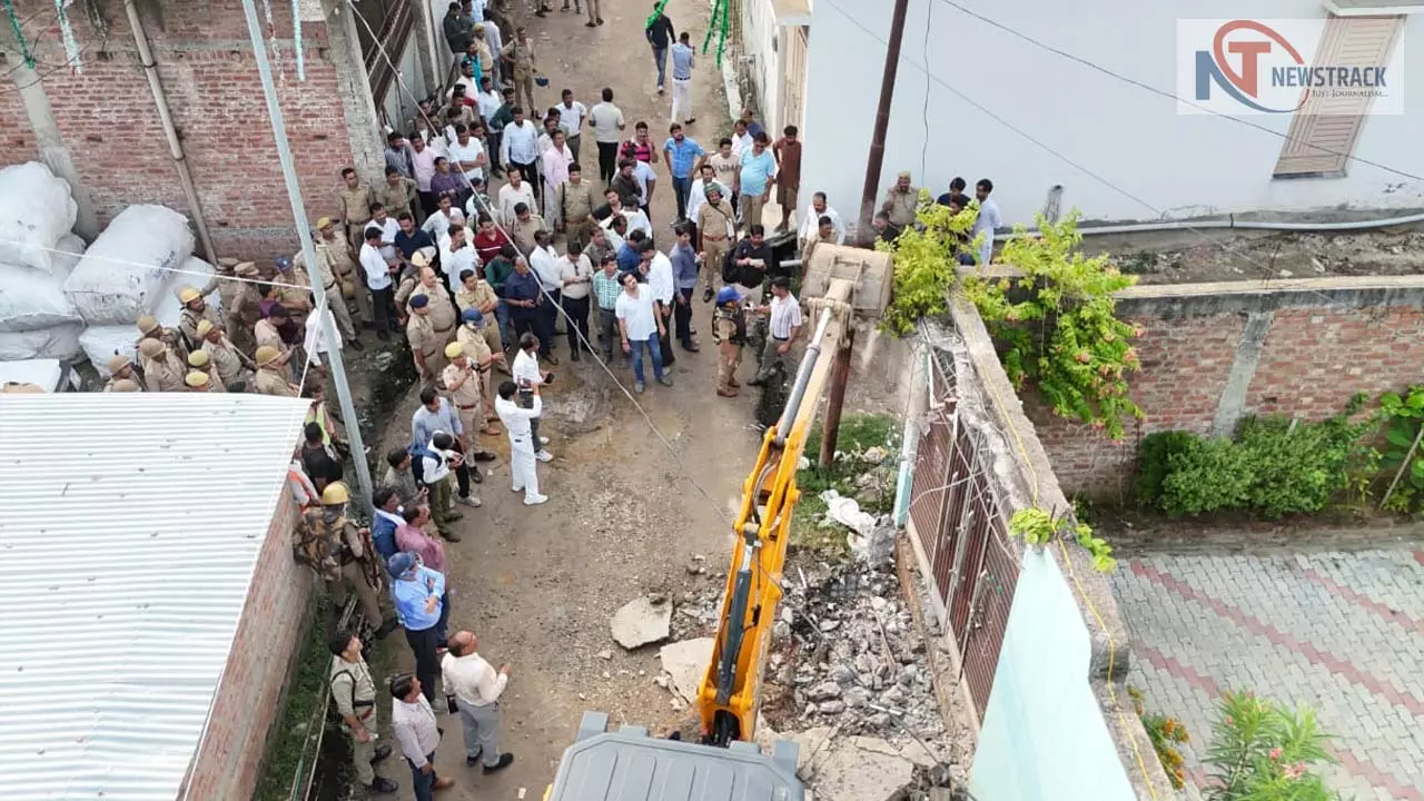 Jalaun News: जालौन में बवाल करने वाले आरोपियों के घर चला बुल्डोजर, एनएसए की होगी कार्यवाही
