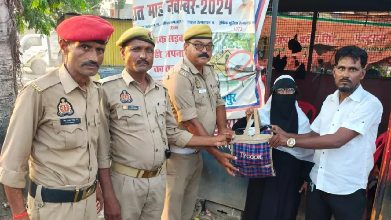 Balrampur News: बलरामपुर ट्रैफिक पुलिस ने दिखाई ईमानदारी, बैग समेत 6,110 और सोने का मंगलसूत्र लौटाया