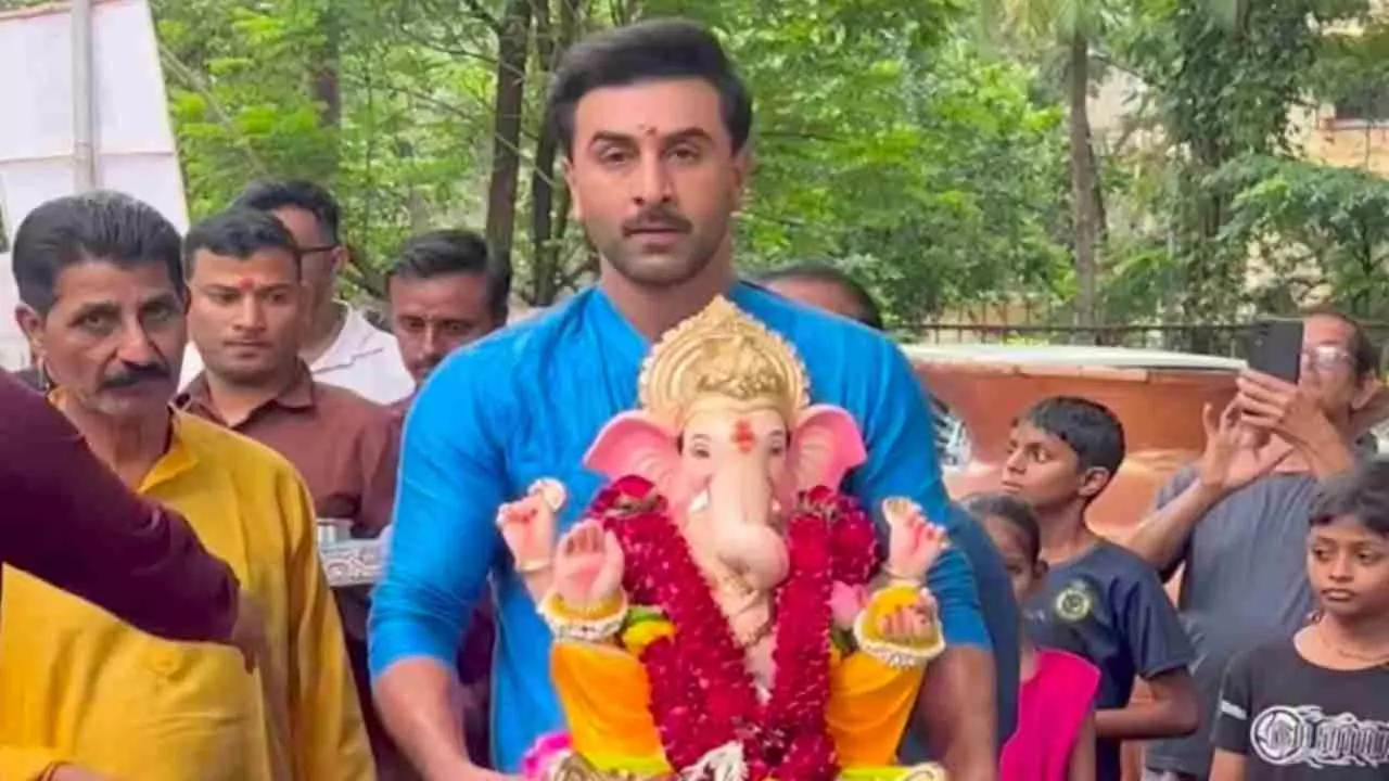 Ranbir Kapoor Neetu Kapoor bid farewell to Bappa