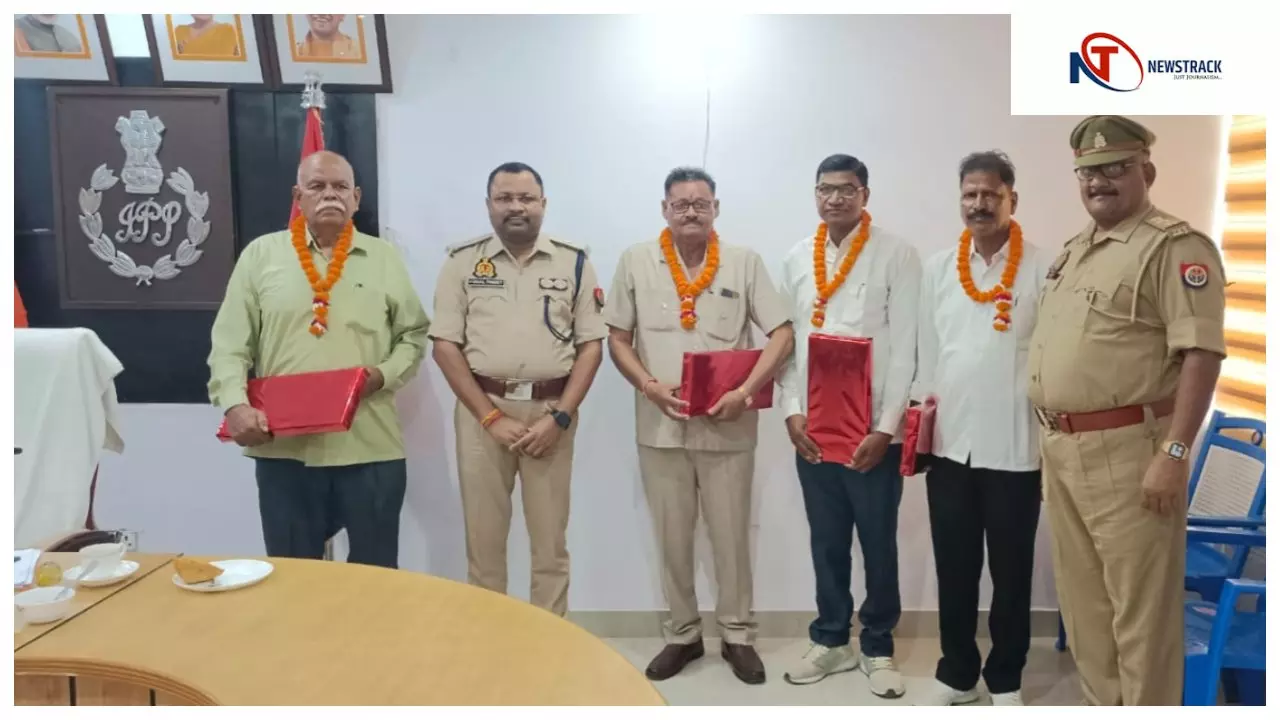 Balrampur News: बलरामपुर में पुलिस उपनिरीक्षकों व रेडियो शाखा कर्मी को सेवानिवृत्ति पर दी गई विदाई