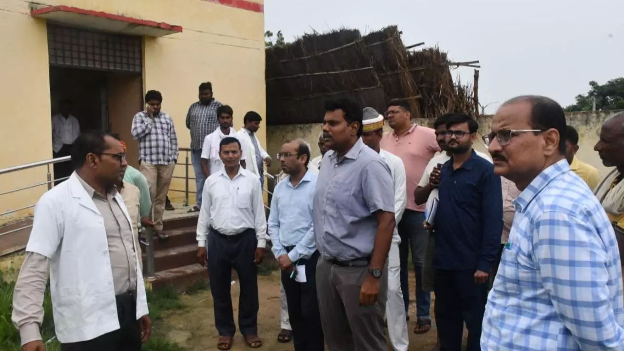 Siddharthnagar News: जिलाधिकारी ने जन आरोग्य मेला का निरीक्षण किया, इलाज और दवा वितरण पर दिए निर्देश
