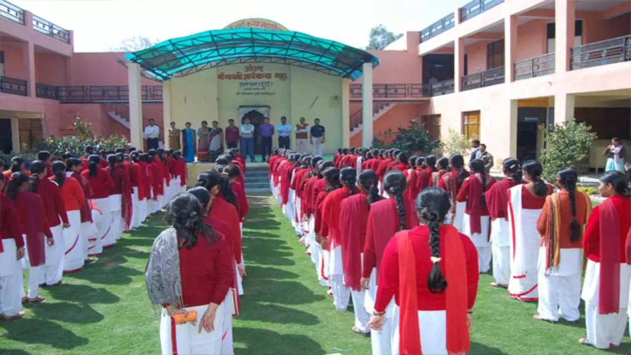 एटा में शिक्षा का शर्मनाक खेल! छात्राओं से डबल फीस वसूली, प्रबंधक ने अकेले घर बुलाकर...