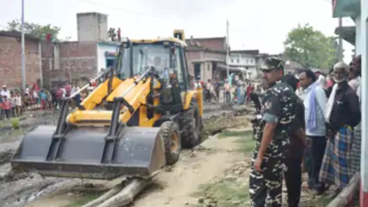 Shravasti News: भारत-नेपाल सीमा पर चला बाबा का बुलडोजर, अतिक्रमण हटाने की कार्रवाई