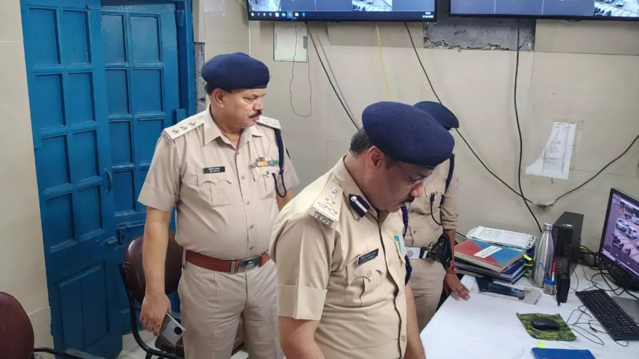 Hapur News: मुख्य सुरक्षा आयुक्त का हापुड़ RPF पोस्ट पर औचक निरीक्षण, CCTV और मालखाने की जांच