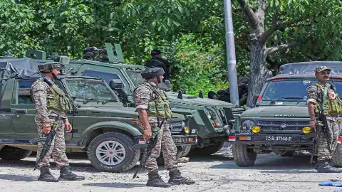 भारत पर टला बड़ा हमला, सुरक्षाबलों ने पुंछ में पकड़े 2 आतंकी, AK-47 और हैंड ग्रेनेड बरामद भारत पर टला बड़ा हमला, सुरक्षाबलों ने पुंछ में पकड़े 2 आतंकी, AK-47 और हैंड ग्रेनेड बरामद