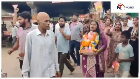 Hapur News: NGT के आदेश तार-तार, गंगा की धारा में मूर्तियों का सैलाब, पुलिस प्रशासन बना मुकदर्शक Hapur News: NGT के आदेश तार-तार, गंगा की धारा में मूर्तियों का सैलाब, पुलिस प्रशासन बना मुकदर्शक