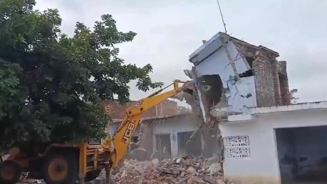 Sitapur News: मियां पुरवा चौराहे पर अतिक्रमण हटाओ अभियान, प्रशासन ने 3 बीघा जमीन कराई खाली