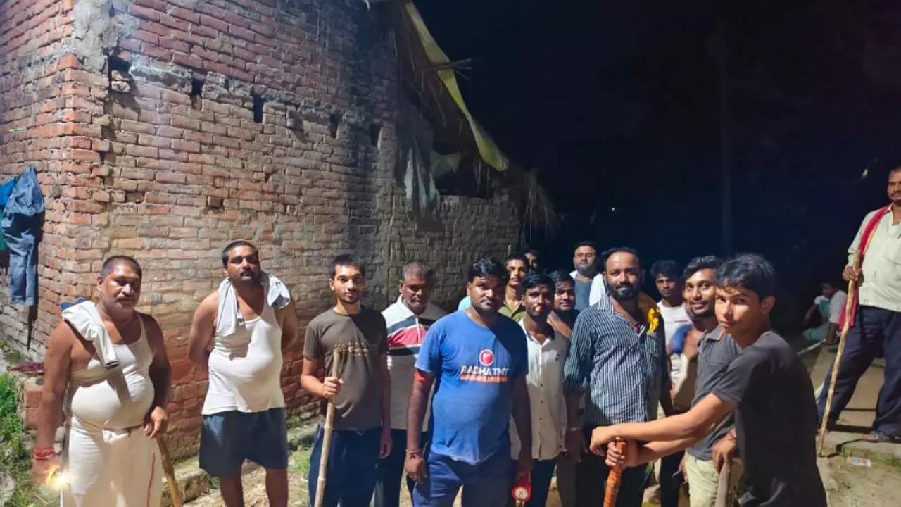 Kaushambi News: तराई के गांवों में चोर-चोर की अफवाह, रात में ड्रोन देख ग्रामीणों में मचा हड़कंप