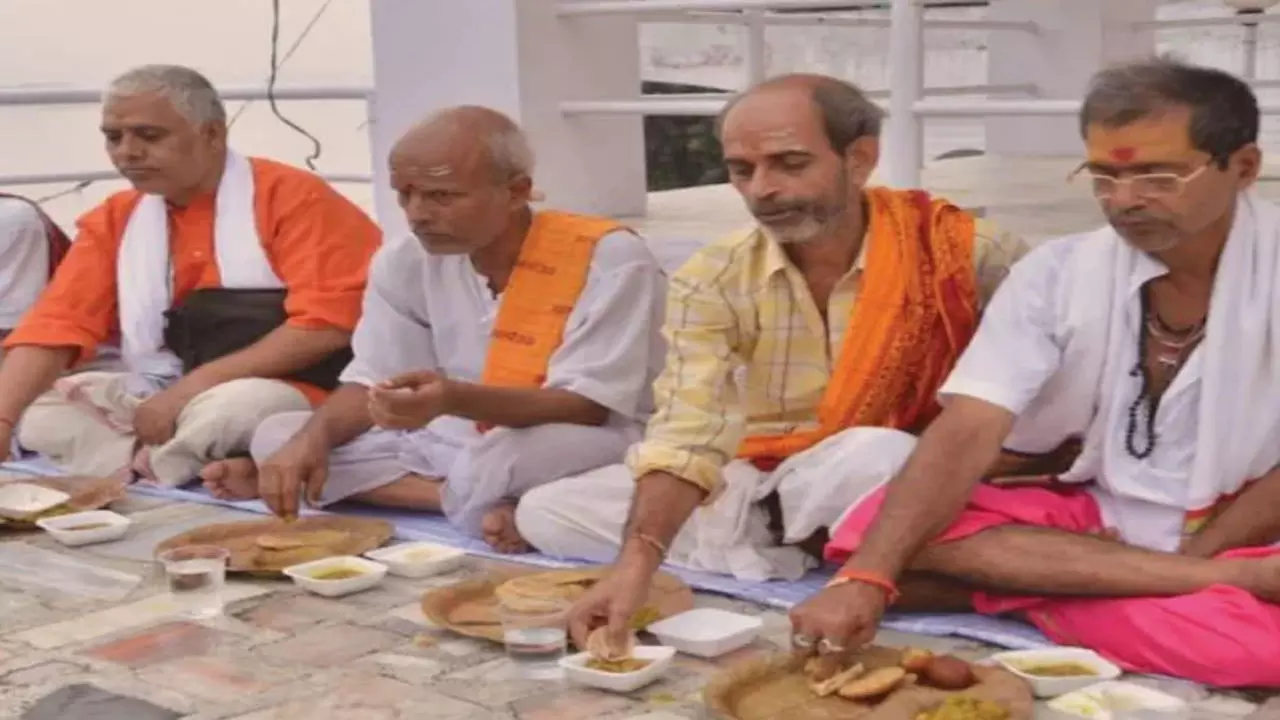 Aligarh News: मृत्यु भोज परंपरा—सामाजिक एकता से आज के आर्थिक बोझ तक बदलती तस्वीर