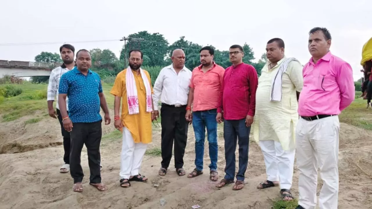 Balrampur News: राप्ती घाट पर गणेश प्रतिमा विसर्जन तैयारियों का जायजा, स्वच्छता व सुरक्षा का निर्देश