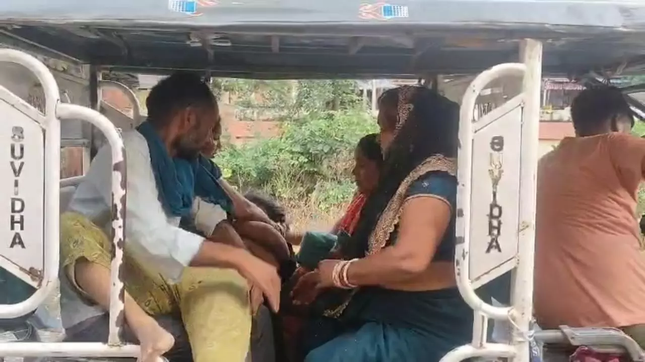 Etawah News: 14 वर्षीय किशोरी की मौत, परिजन ने शव ई-रिक्शा से घर पहुंचाया