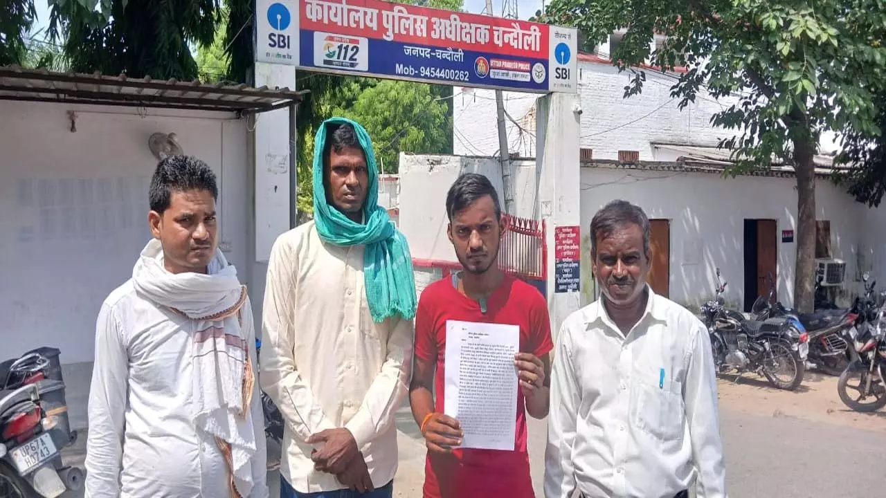 Chandauli News: किशोरी की मौत, परिजन ने डॉक्टर पर लापरवाही का आरोप लगाया