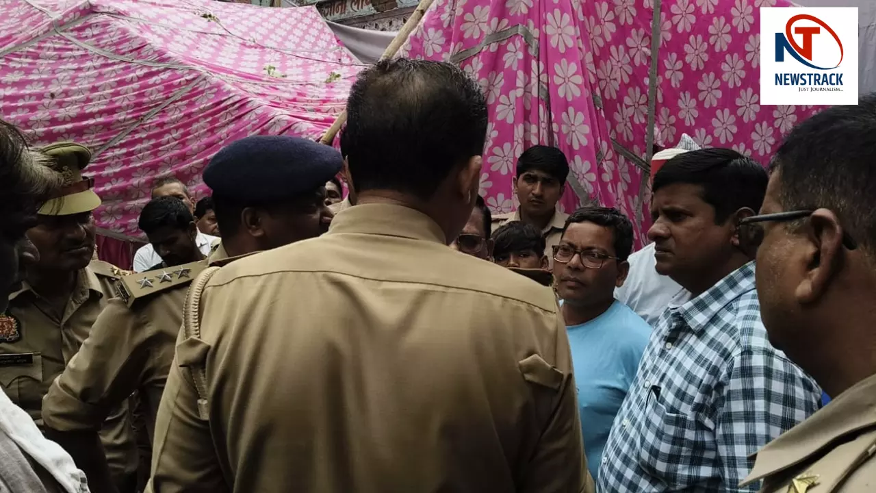 Aligarh: तेज हवा से गिरा पांडाल, बाबा साहेब की प्रतिमा क्षतिग्रस्त, हंगामा हुआ