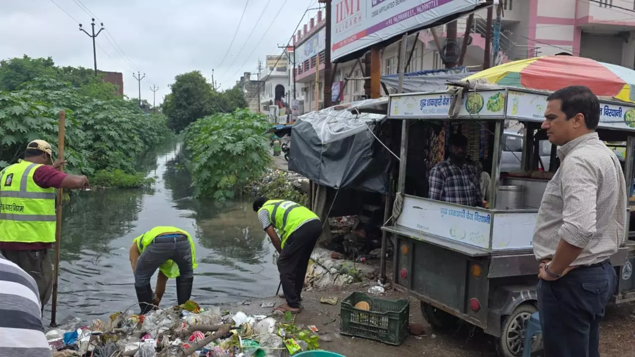 Aligarh News: मूसलाधार बारिश, नगर आयुक्त ने जलभराव प्रभावित क्षेत्रों का निरीक्षण किया
