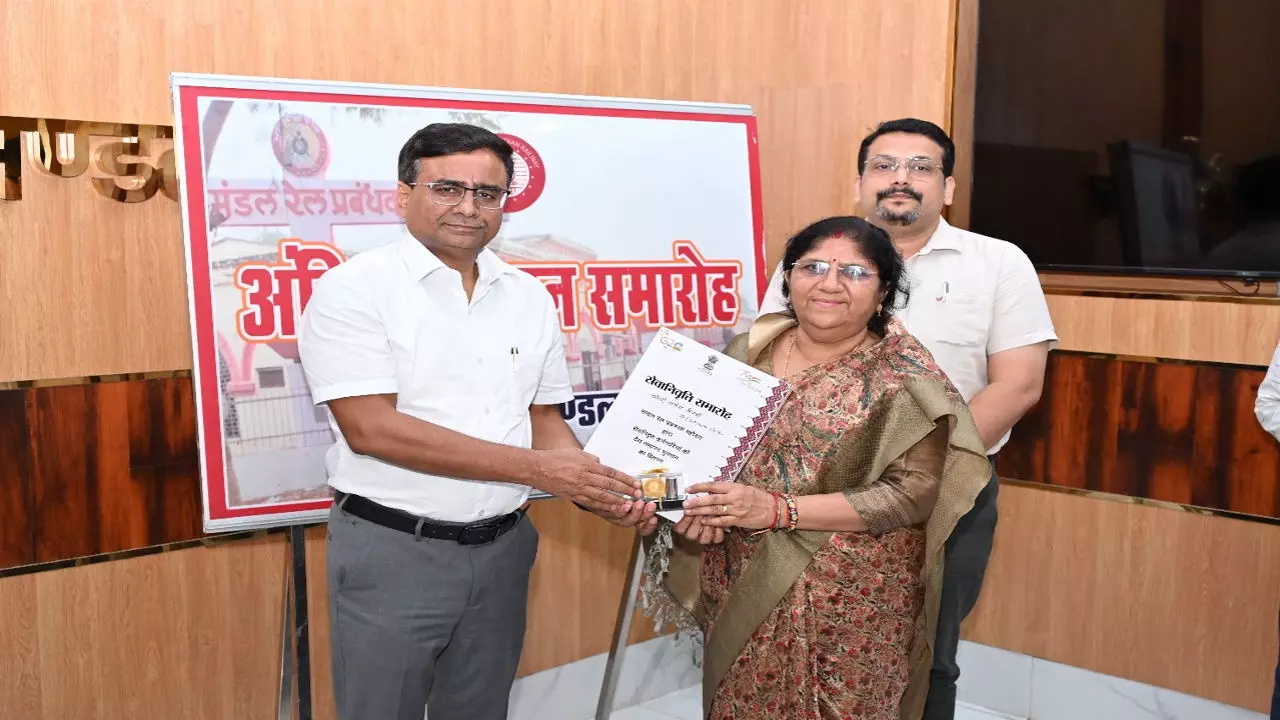 Jhansi News: टिकट स्टाफ को सम्मान, भटक बच्चे को माता को सकुशल सौंपने पर मिली सराहना