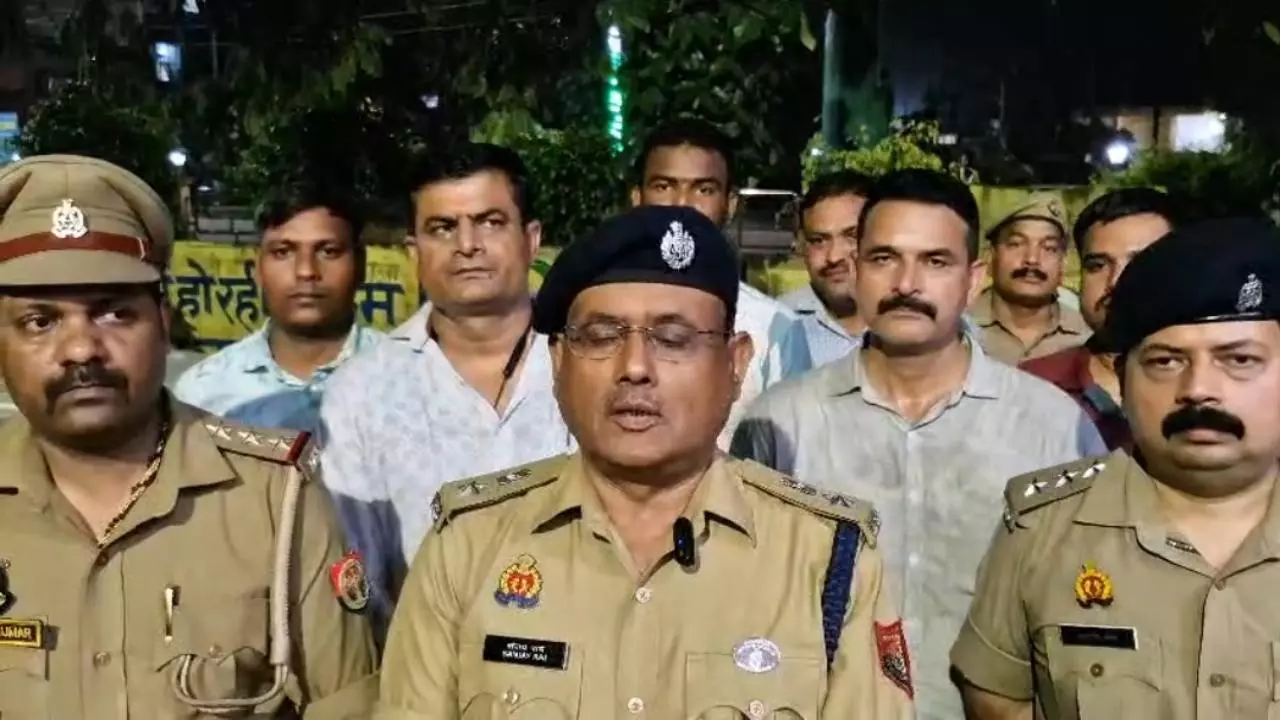 Pratapgarh News: मोबाइल लूट के आरोपी से मुठभेड़, पैर में गोली लगने से घायल, दो गिरफ्तार