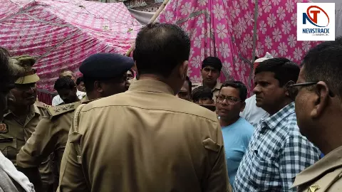 Aligarh: तेज हवा से गिरा पांडाल, बाबा साहेब की प्रतिमा क्षतिग्रस्त, हंगामा हुआ