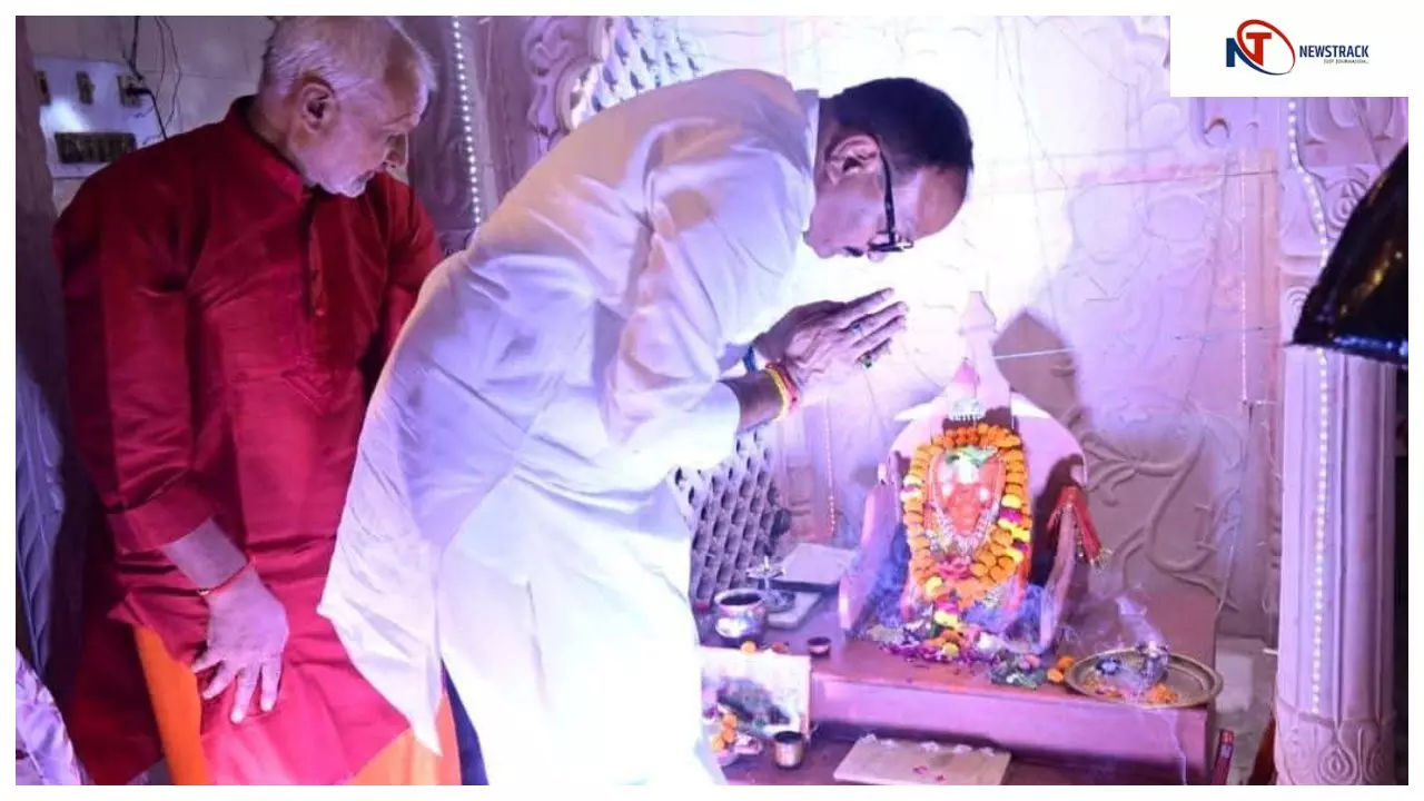 बांदा में गणेश उत्सव के छठे दिन उप मुख्यमंत्री बृजेश पाठक ने की 103 वर्ष पुरानी गणेश प्रतिमा की पूजा