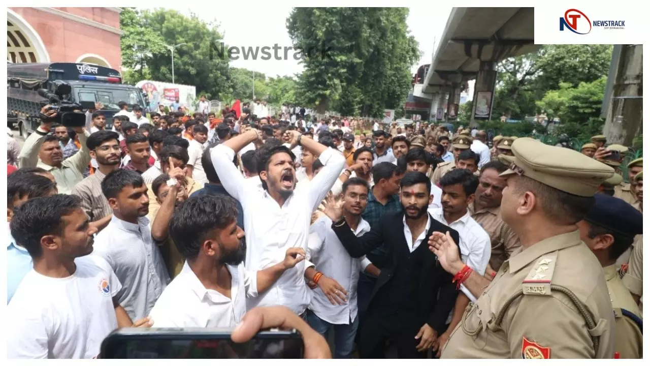 SRMU बवाल के बाद लखनऊ विश्वविद्यालय में ABVP के छात्रों का प्रदर्शन, योगी सरकार के खिलाफ लगे नारे