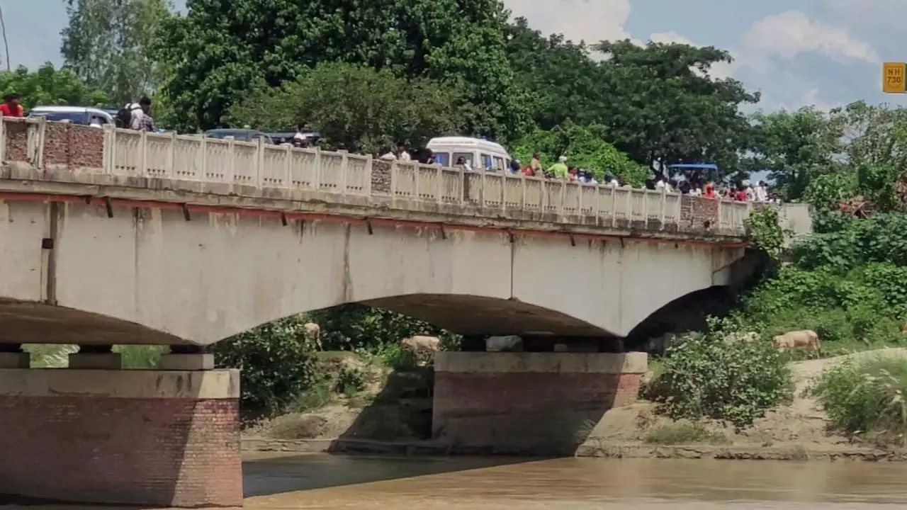 Balrampur News: घरेलू कलह से आहत महिला ने राप्ती नदी में लगाई छलांग, युवक की बहादुरी से बची जान