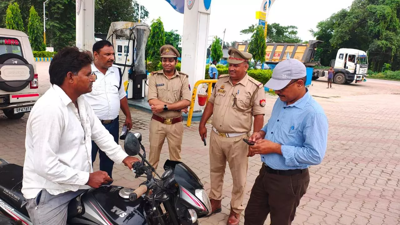 Balrampur News: नो हेलमेट-नो फ्यूल अभियान: बलरामपुर पुलिस का सड़क सुरक्षा को लेकर सख्त संदेश