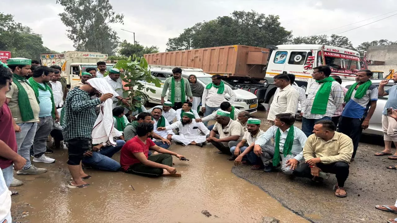 Unique protest of Hapur farmers: Trees on road, sit-in in potholes, Karara Tanj on administration