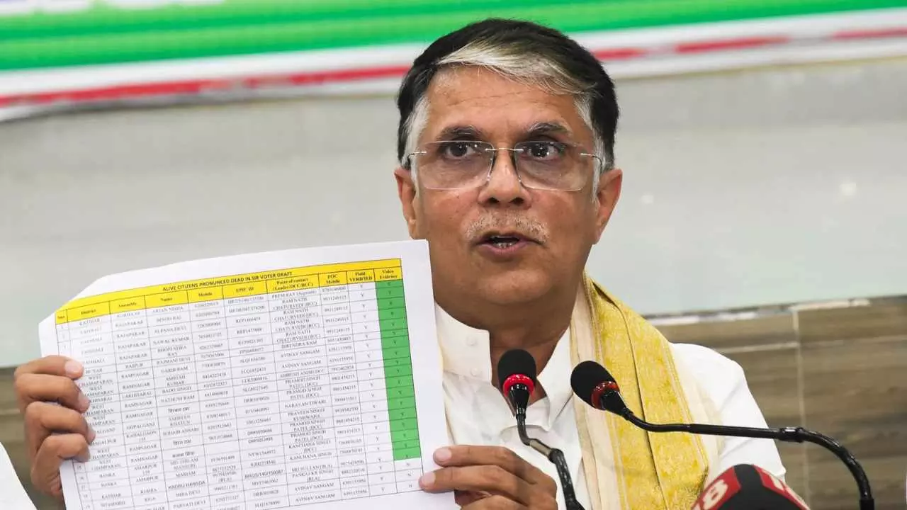 2 वोटर ID मामले में पवन खेड़ा पर EC का शिकंजा, BJP के आरोप के बाद भेजा नोटिस,कांग्रेस ने किया पलटवार