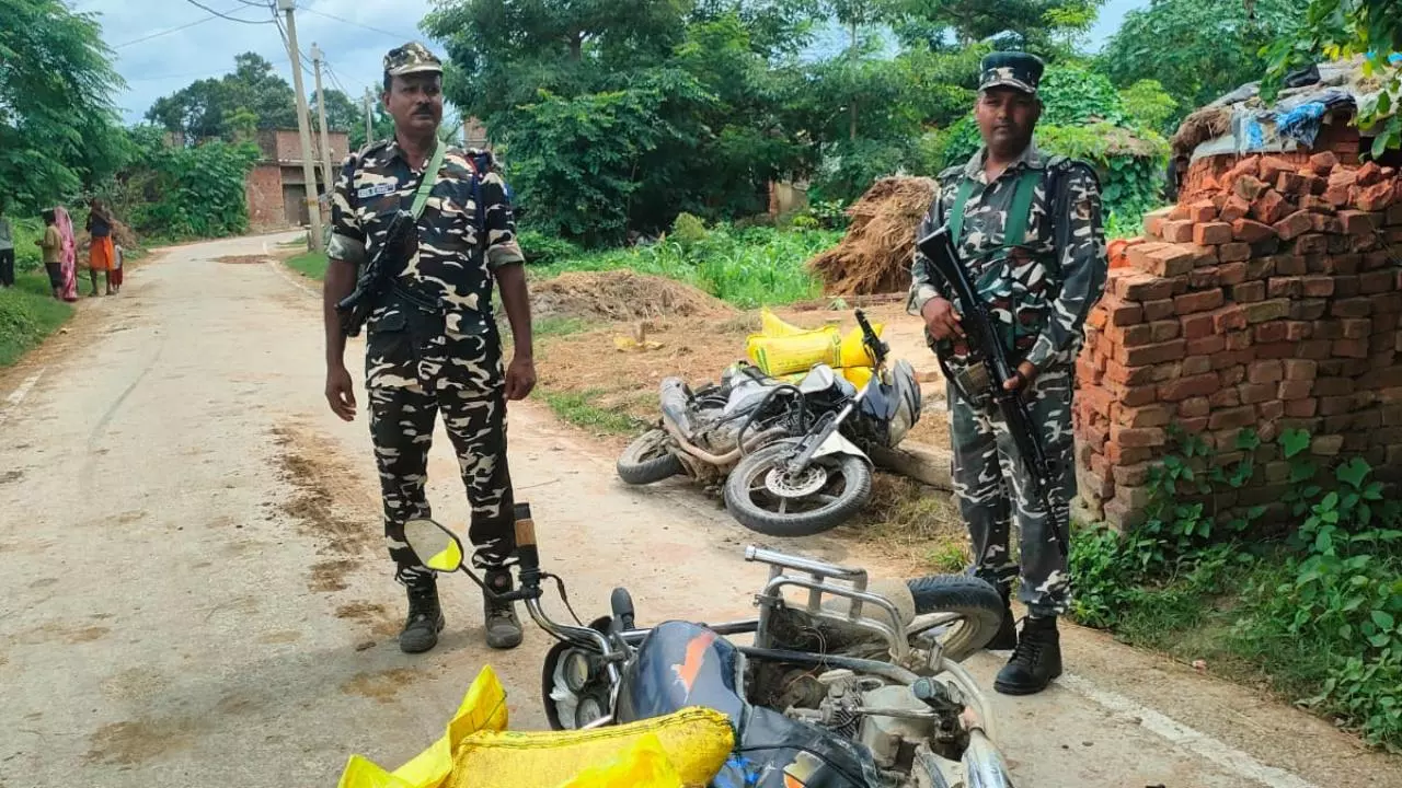 Siddharthnagar News: सीमा पर एसएसबी की कार्रवाई, 6 बोरी यूरिया और 2 मोटरसाइकिल जब्त