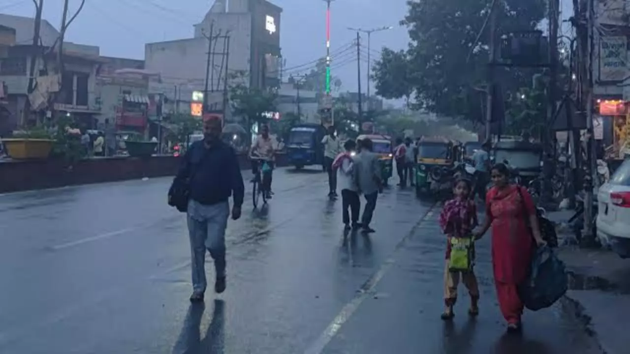 Hapur News: हापुड़ में भारी बारिश से जनजीवन प्रभावित, कक्षा 12 तक के स्कूलों का अवकाश घोषित