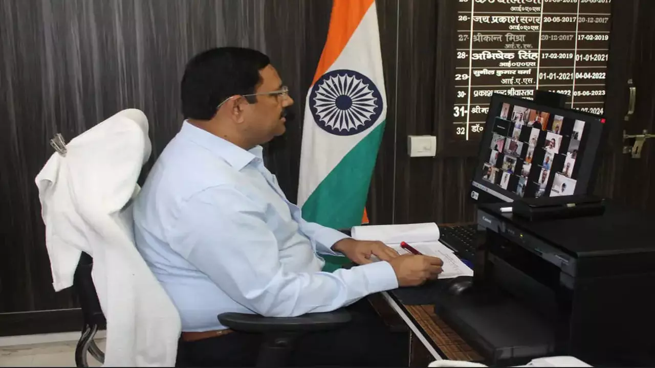 Auraiya News: डीएम ने शिक्षा, कृषि और विकास कार्यों में गति लाने के दिए सख्त निर्देश