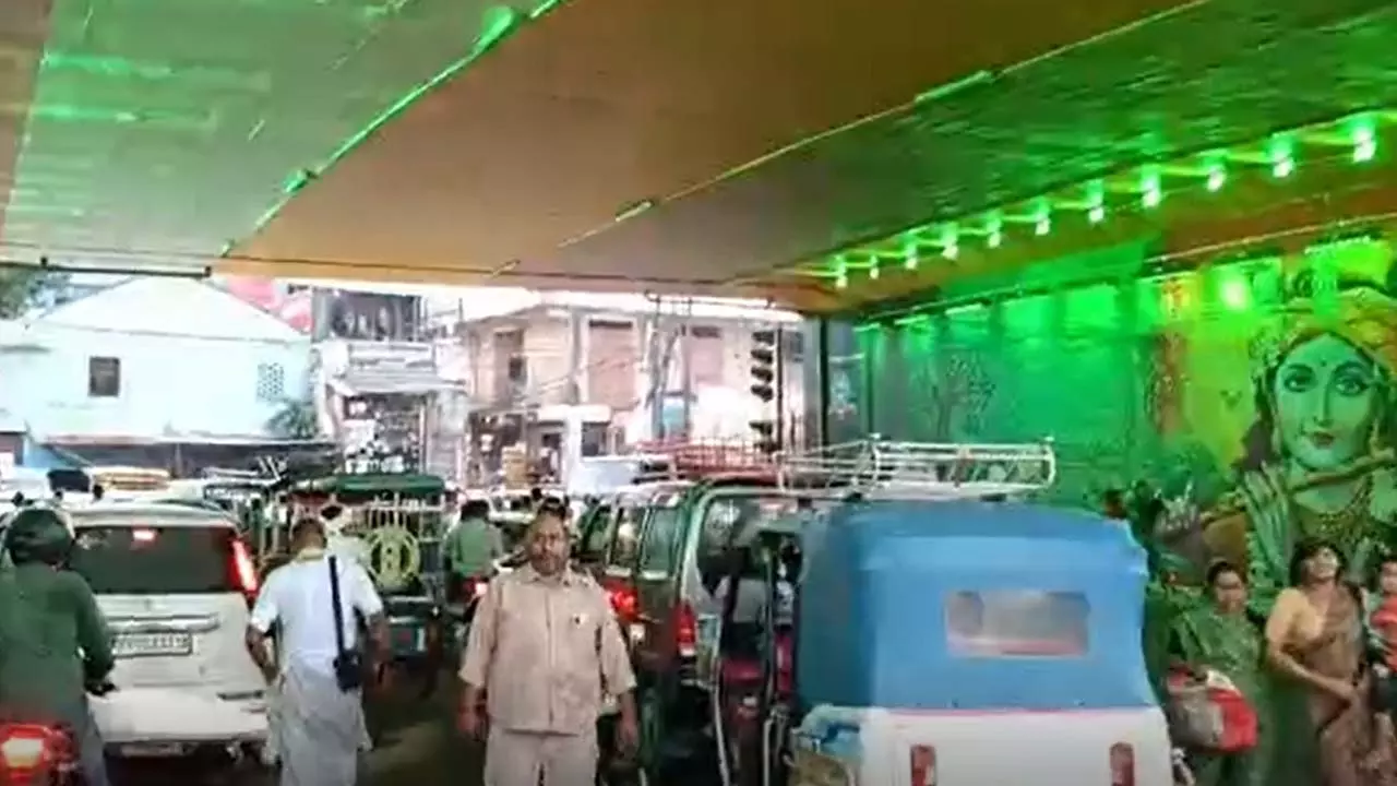 Police taunt with soldier, daroga and constable talk rudely